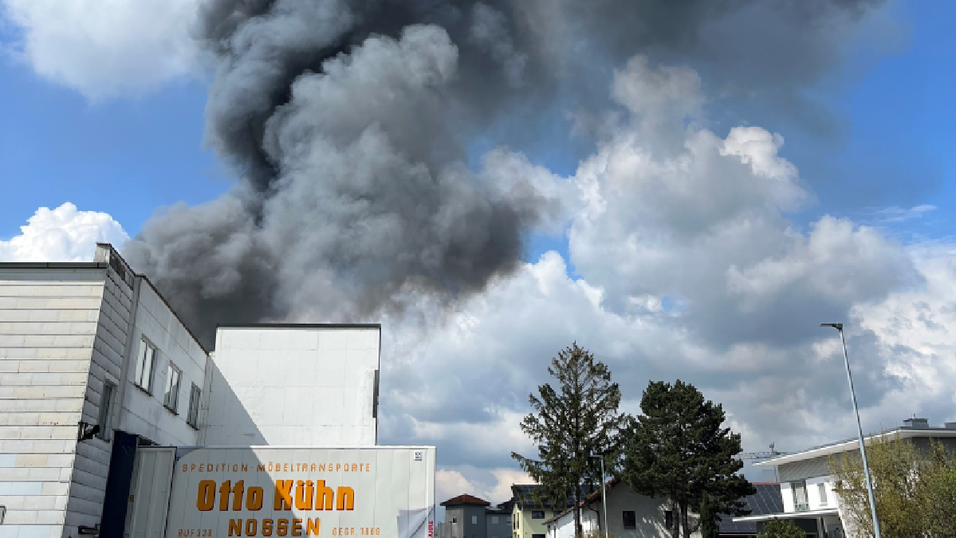 Brennende Kunststoffteile erzeugten eine weithin sichtbare Rauchsäule. Brennende Kunststoffteile erzeugten eine weithin sichtbare Rauchsäule.