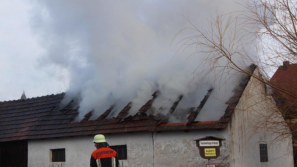 In Thumhausen bei Nittendorf fing eine Scheune Feuer.
