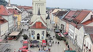 Aus der Sicht der Drehleiter in 30 Metern Höhe wirken die Feuerwehrautos vor dem Rathaus wie Spielzeugautos. Aus der Sicht der Drehleiter in 30 Metern Höhe wirken die Feuerwehrautos vor dem Rathaus wie Spielzeugautos.