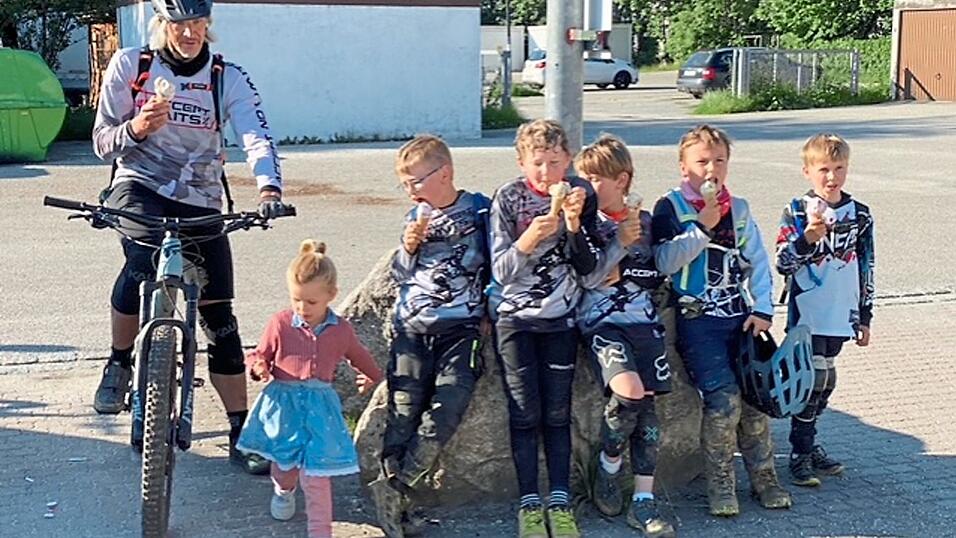 So kennt man Martin Fischer zusammen mit seinen jungen Radsportlern - hier bei einer kleinen Eis-Pause.