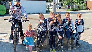 So kennt man Martin Fischer zusammen mit seinen jungen Radsportlern - hier bei einer kleinen Eis-Pause.