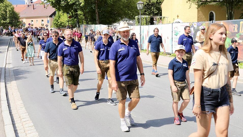 Die Schranne-Darsteller in einheitlichen Shirts. Die Schranne-Darsteller in einheitlichen Shirts.