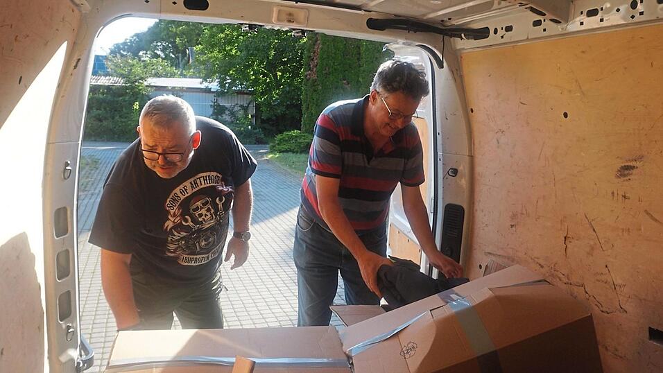 Nach 880 Kilometern und einer zehnstündigen Fahrt haben sie es geschafft. Siegfried Engl (links) und Franz Schütz geben in der ungarischen Stadt Nyiregyhaza die Hilfsgüter für die Ukraine ab. Nach 880 Kilometern und einer zehnstündigen Fahrt haben sie es geschafft. Siegfried Engl (links) und Franz Schütz geben in der ungarischen Stadt Nyiregyhaza die Hilfsgüter für die Ukraine ab.