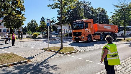 Buchstäblich die größte Herausforderung für die Schulweghelfer sind die großen Lastwagen oder Erntefahrzeuge, die auf einer der Hauptzufahrten in den Ort mit vielen Gewerbebetrieben zum Straßenbild gehören.