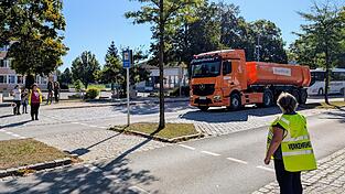 Buchstäblich die größte Herausforderung für die Schulweghelfer sind die großen Lastwagen oder Erntefahrzeuge, die auf einer der Hauptzufahrten in den Ort mit vielen Gewerbebetrieben zum Straßenbild gehören.