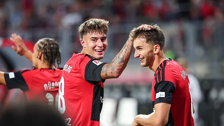 Adam Markhiev (r) gelingt gegen Bielefeld ein seltener Doppelpack. Adam Markhiev (r) gelingt gegen Bielefeld ein seltener Doppelpack.