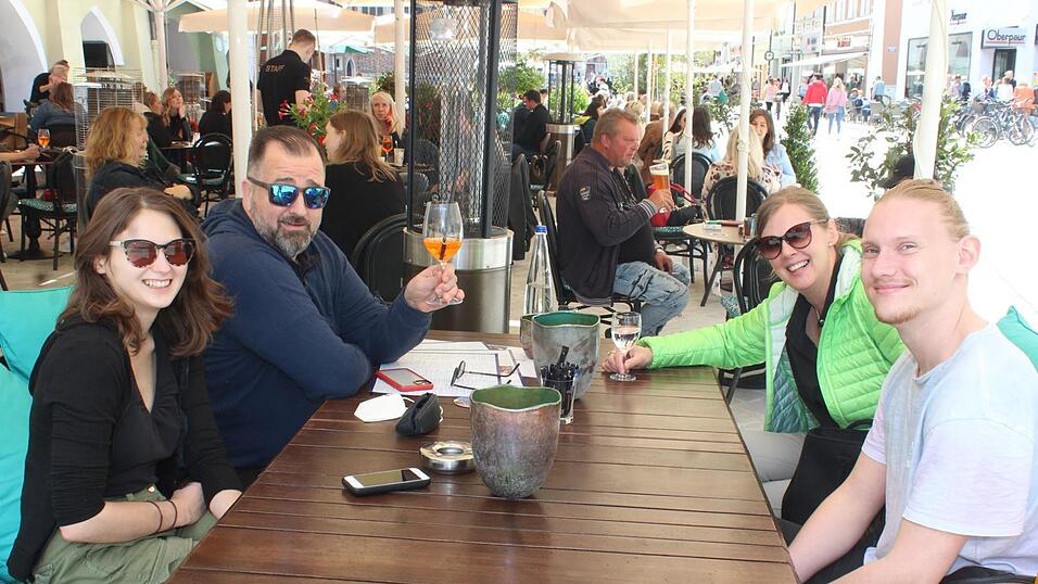 Die Landshuter genießen die neuen Freiheiten und das gute Wetter. Die Landshuter genießen die neuen Freiheiten und das gute Wetter.