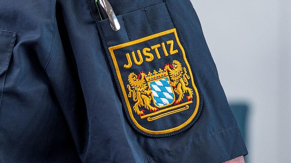 Justizbeamte sahen, wie der Mann mit dem Auto fuhr. (Symbolbild)
