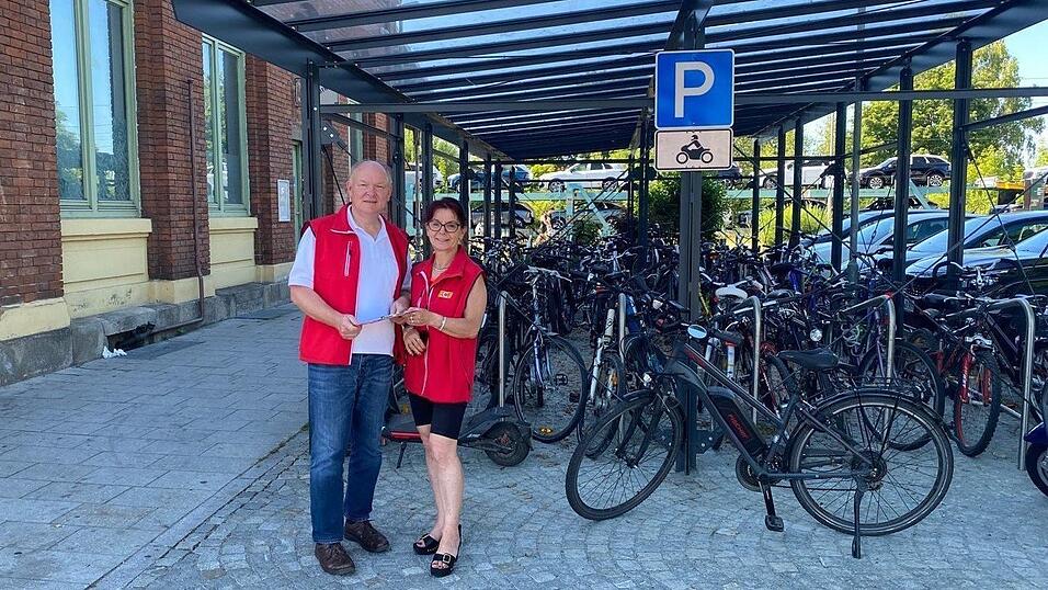 Ein &bdquo;sehr gut&ldquo; gab es f&uuml;r den Fahrradabstellplatz am Bahnhof Landau vom ACE-Kreis Landshut-Erding mit Bernd Vilsmeier (v.l.) und Anja K&ouml;nig.