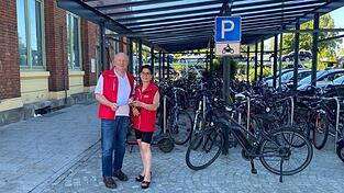Ein „sehr gut“ gab es für den Fahrradabstellplatz am Bahnhof Landau vom ACE-Kreis Landshut-Erding mit Bernd Vilsmeier (v.l.) und Anja König. Ein „sehr gut“ gab es für den Fahrradabstellplatz am Bahnhof Landau vom ACE-Kreis Landshut-Erding mit Bernd Vilsmeier (v.l.) und Anja König.