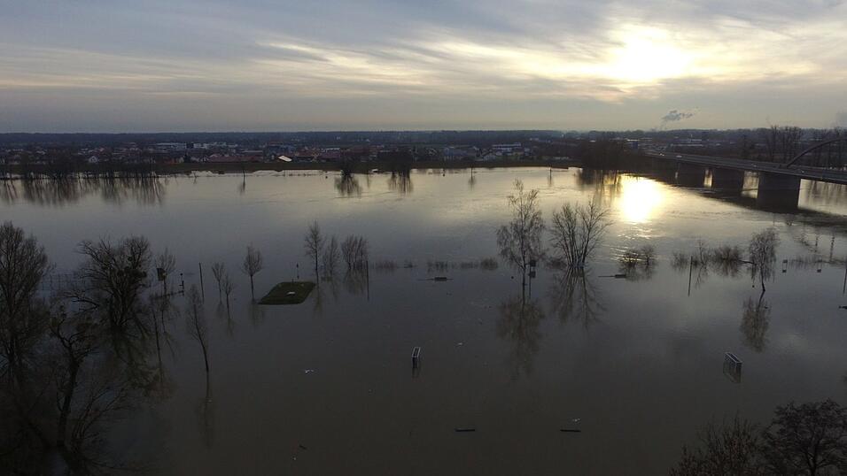 In Deggendorf ist die Lage am Sonntag noch angespannt.