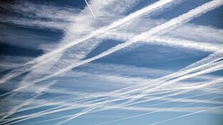 Vor Kondensstreifen wie diesen hatte Anna (Name von der Redaktion geändert) lange Zeit Angst. Vor Kondensstreifen wie diesen hatte Anna (Name von der Redaktion geändert) lange Zeit Angst.