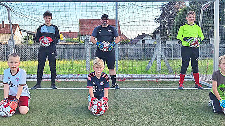 'Thomas Klinger (stehend, Mitte) trainiert die Torh&uuml;ter der SG Vilsbiburg/Haarbach: C-Jugend-Keeper Kevin Winterstetter (links) und D-Jugend-Torh&uuml;ter Benedikt Kohler (rechts) sowie die drei E-Junioren-Torh&uuml;ter Jonathan Kuchler, Vincent Saxer und Tim Werkstetter (knieend von links).