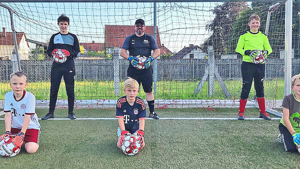 'Thomas Klinger (stehend, Mitte) trainiert die Torh&uuml;ter der SG Vilsbiburg/Haarbach: C-Jugend-Keeper Kevin Winterstetter (links) und D-Jugend-Torh&uuml;ter Benedikt Kohler (rechts) sowie die drei E-Junioren-Torh&uuml;ter Jonathan Kuchler, Vincent Saxer und Tim Werkstetter (knieend von links).