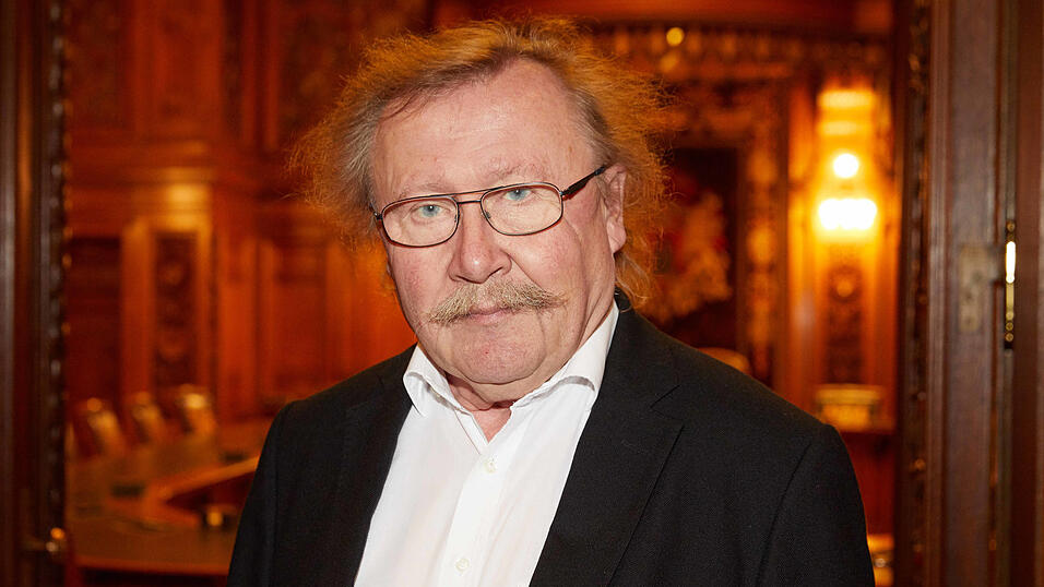 Philosoph Peter Sloterdijk hat mit seinen Schriften seit den 1980er Jahren viele Debatten in Deutschland angesto&szlig;en - zuletzt mit seinen B&uuml;chern 'Du musst dein Leben &auml;ndern' und 'Die schrecklichen Kinder der Neuzeit'.