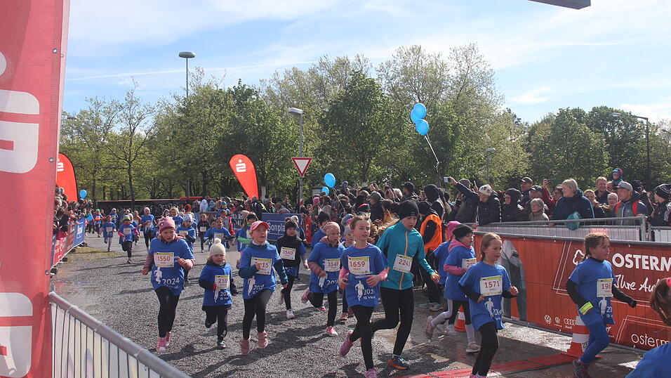 Nasskaltes Aprilwetter lässt die jungen Straubinger Läufer kalt.