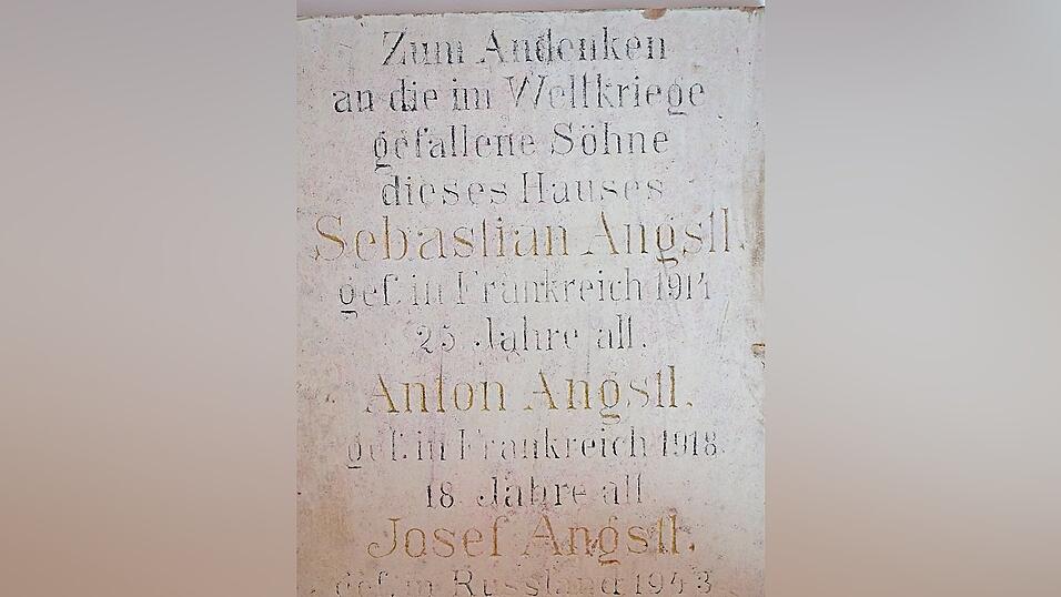 Diese Gedenktafel war am Haus der Familie Angstl angebracht. Diese Gedenktafel war am Haus der Familie Angstl angebracht.