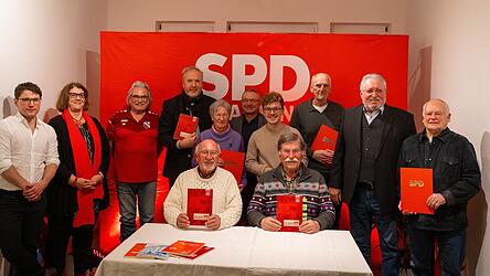 Die Autoren Hans Lohmeier und Werner Schäfer im Kreis der Geehrten und Stadträte der SPD.