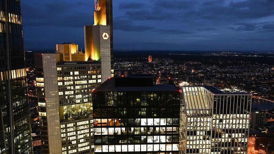 Die Commerzbank will effizienter werden und streicht Tausende Stellen. (Archivbild)