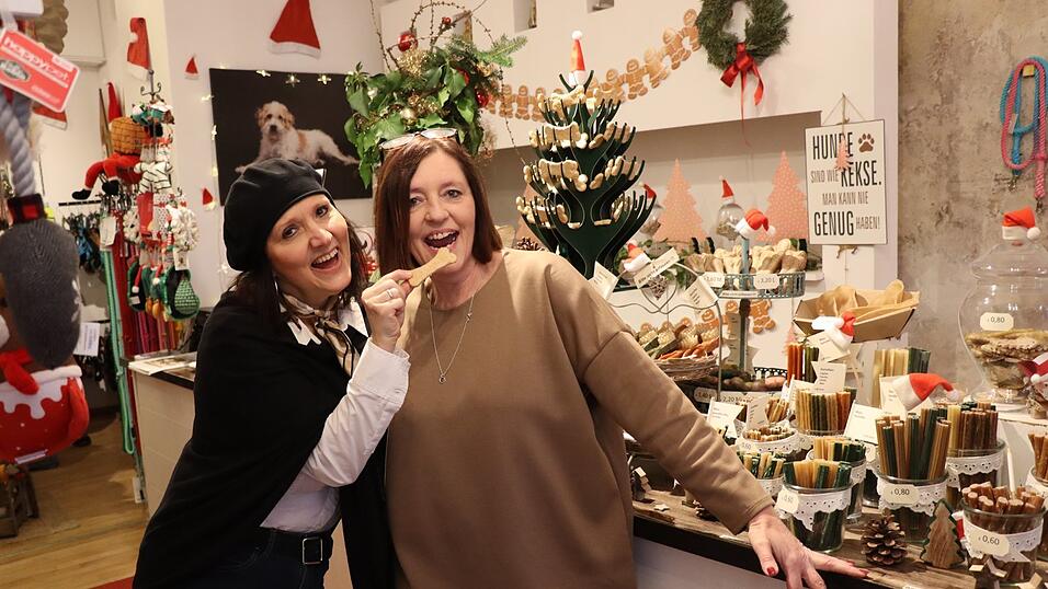 Bettina Bachmeier (rechts) unterstützt ihre Cousine Sabine Beintinger-Dillig, Inhaberin der Hundekeksbäckerei Zookies, beim Verkauf. Bettina Bachmeier (rechts) unterstützt ihre Cousine Sabine Beintinger-Dillig, Inhaberin der Hundekeksbäckerei Zookies, beim Verkauf.