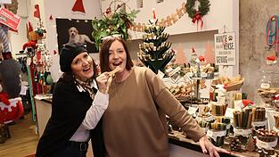 Bettina Bachmeier (rechts) unterstützt ihre Cousine Sabine Beintinger-Dillig, Inhaberin der Hundekeksbäckerei Zookies, beim Verkauf. Bettina Bachmeier (rechts) unterstützt ihre Cousine Sabine Beintinger-Dillig, Inhaberin der Hundekeksbäckerei Zookies, beim Verkauf.