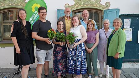 Der neue Ortsverband mit Ehrengästen (v.l.): Kreisverbandssprecherin Alexandra Dittrich, Ortsverbandssprecher Dominik Bendig, Schriftführerin Mara Bendig, Reinhard Pötschke, Ortsverbandssprecherin Doris Limmer, Kreisverbandssprecher Thorsten Ring, Marlene Schönberger, Jutta Pötschke und Marktgemeinderätin Christina Aigner Der neue Ortsverband mit Ehrengästen (v.l.): Kreisverbandssprecherin Alexandra Dittrich, Ortsverbandssprecher Dominik Bendig, Schriftführerin Mara Bendig, Reinhard Pötschke, Ortsverbandssprecherin Doris Limmer, Kreisverbandssprecher Thorsten Ring, Marlene Schönberger, Jutta Pötschke und Marktgemeinderätin Christina Aigner