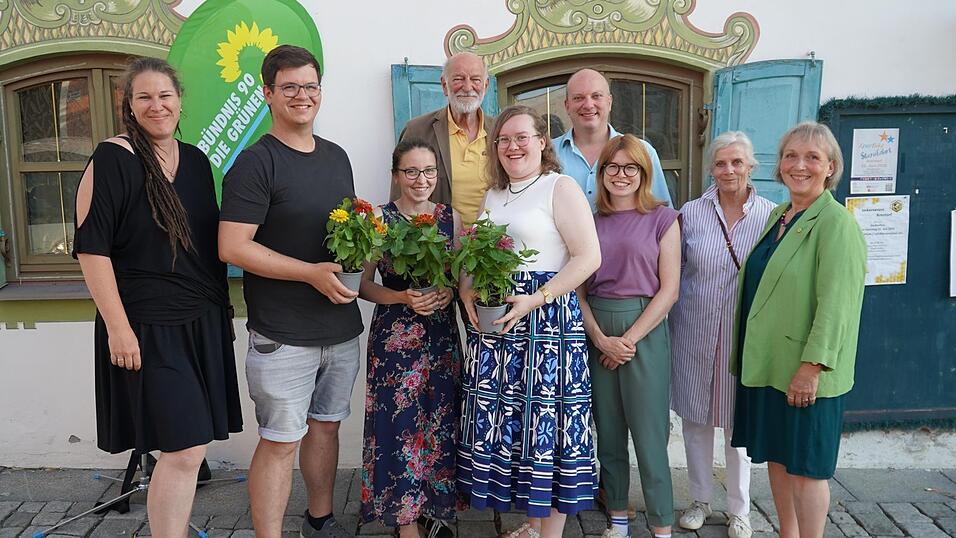 Der neue Ortsverband mit Ehrengästen (v.l.): Kreisverbandssprecherin Alexandra Dittrich, Ortsverbandssprecher Dominik Bendig, Schriftführerin Mara Bendig, Reinhard Pötschke, Ortsverbandssprecherin Doris Limmer, Kreisverbandssprecher Thorsten Ring, Marlene Schönberger, Jutta Pötschke und Marktgemeinderätin Christina Aigner Der neue Ortsverband mit Ehrengästen (v.l.): Kreisverbandssprecherin Alexandra Dittrich, Ortsverbandssprecher Dominik Bendig, Schriftführerin Mara Bendig, Reinhard Pötschke, Ortsverbandssprecherin Doris Limmer, Kreisverbandssprecher Thorsten Ring, Marlene Schönberger, Jutta Pötschke und Marktgemeinderätin Christina Aigner