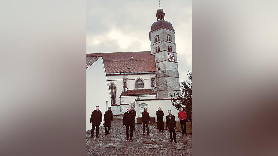 Monsignore Konrad Schmidleitner (Zweiter von rechts) wurde von den Verantwortlichen der Pfarrei und den Ehrengästen verabschiedet. Monsignore Konrad Schmidleitner (Zweiter von rechts) wurde von den Verantwortlichen der Pfarrei und den Ehrengästen verabschiedet.