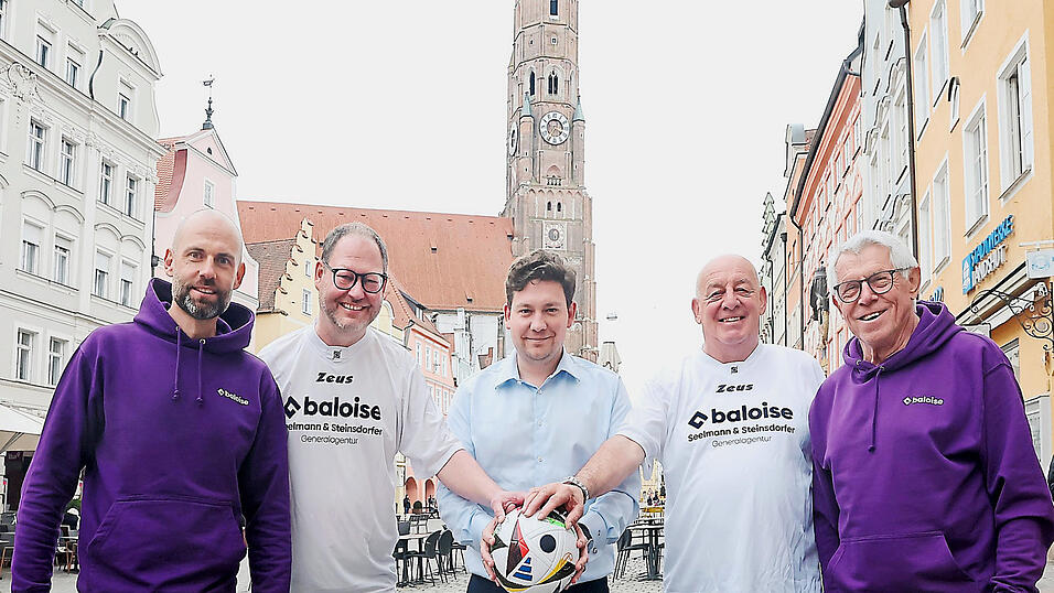 Sie laden zur Fußball-Gaudi für den guten Zweck: Die Trikotsponsoren Stefan Steinsdorfer (links) und Horst Seelmann (rechts) mit Friseurmeister Florian Vogginger (von links), zweitem Bürgermeister Thomas Haslinger und 'Stadl-Heim'-Chef Christian Buchner. Sie laden zur Fußball-Gaudi für den guten Zweck: Die Trikotsponsoren Stefan Steinsdorfer (links) und Horst Seelmann (rechts) mit Friseurmeister Florian Vogginger (von links), zweitem Bürgermeister Thomas Haslinger und 'Stadl-Heim'-Chef Christian Buchner.