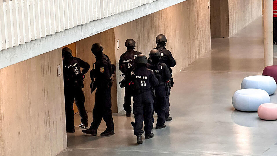 Viele Einsatzkr&auml;fte &uuml;bten am Mittwoch in der Realschule f&uuml;r den Ernstfall.&nbsp;