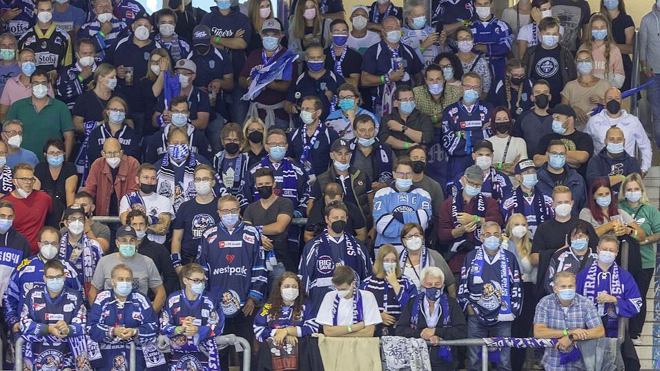Die steigende Zahl an Corona-Neuinfektionen trifft auch das Eishockey, denn die Landesregierung will für Sportveranstaltungen im Profibereich nur noch eine Kapazität von 25 Prozent zulassen. Die Straubing Tigers dürften demnach am Freitag im Heimspiel gegen Augsburg nicht einmal mehr alle Dauerkartenbesitzer (geschätzte 2 500) ins Stadion lassen. Die steigende Zahl an Corona-Neuinfektionen trifft auch das Eishockey, denn die Landesregierung will für Sportveranstaltungen im Profibereich nur noch eine Kapazität von 25 Prozent zulassen. Die Straubing Tigers dürften demnach am Freitag im Heimspiel gegen Augsburg nicht einmal mehr alle Dauerkartenbesitzer (geschätzte 2 500) ins Stadion lassen.