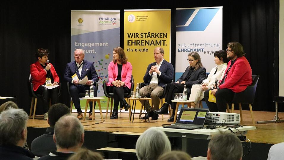 Brennbergs Bürgermeisterin Irmgard Sauerer, Helmut Luderer vom BLSV, Landrätin Tanja Schweiger, der Vorstand der DSEE Jan Holze, die Geschäftsführerin von LBE Bayern Claudia Leitzmann, die Vorsitzende der lagfa Bayern Sonja Geigenberger und Moderator Henning Baden vom DSEE (von links) tauschten sich über das Thema Ehrenamt aus Brennbergs Bürgermeisterin Irmgard Sauerer, Helmut Luderer vom BLSV, Landrätin Tanja Schweiger, der Vorstand der DSEE Jan Holze, die Geschäftsführerin von LBE Bayern Claudia Leitzmann, die Vorsitzende der lagfa Bayern Sonja Geigenberger und Moderator Henning Baden vom DSEE (von links) tauschten sich über das Thema Ehrenamt aus