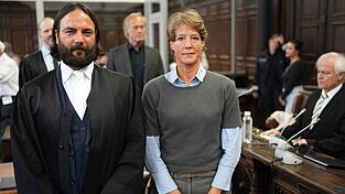 Anwalt Ingo Bott und seine Mandantin Christina Block stehen vor Prozessbeginn im Gerichtssaal.