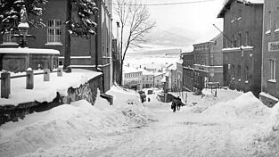 Dieses Bild zeigt die Pfarrstra&szlig;e und entsteht in einem Winter der 1930er Jahre.