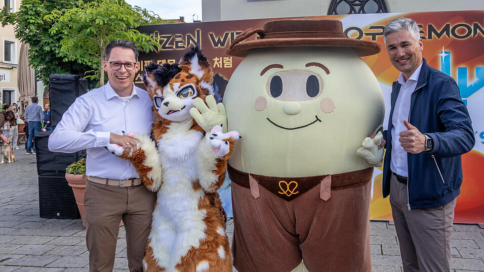 Oberbürgermeister Christian Moser (l.) und Andreas Höhn (r.) posieren mit Luchs Luxxy und Knödel Konny. Oberbürgermeister Christian Moser (l.) und Andreas Höhn (r.) posieren mit Luchs Luxxy und Knödel Konny.