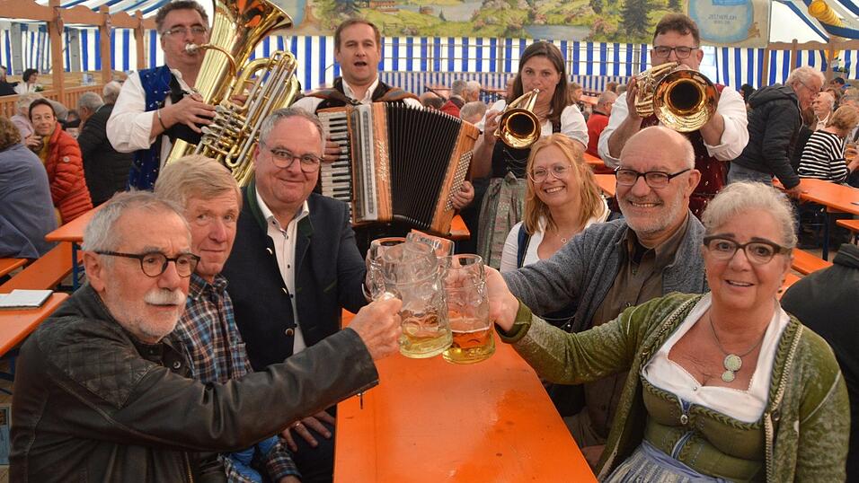B&uuml;rgermeister Josef Klaus und die Seniorenbeauftragten Steffi H&auml;user und Adele Seisenberger-Petschko stie&szlig;en mit den Senioren an.