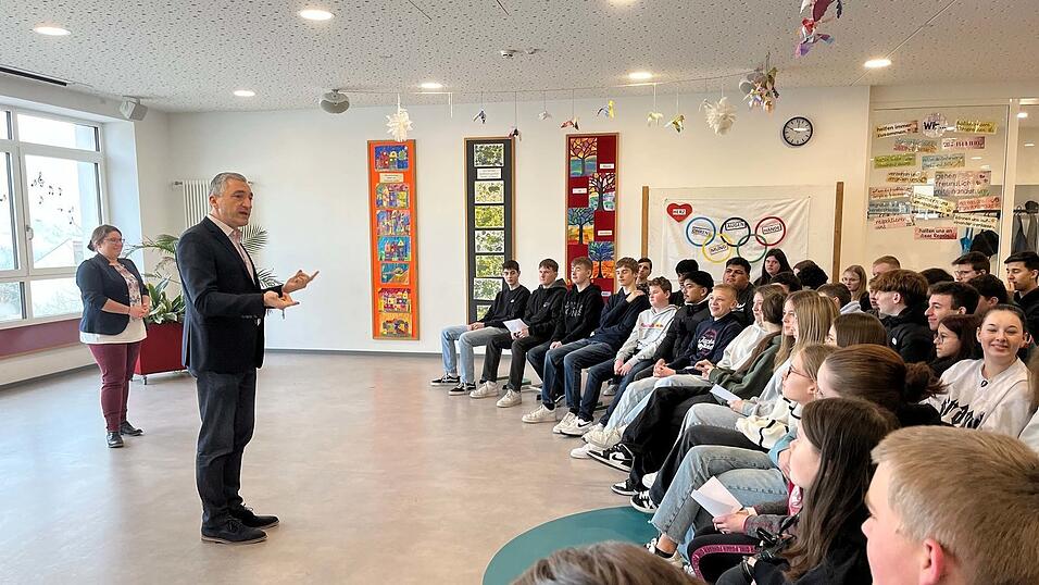 Jugendpflegerin Kathrin G&ouml;tz (l.) und Landrat Ronny Raith im Gespr&auml;ch mit den Abschlussklassen der Mittelschule.