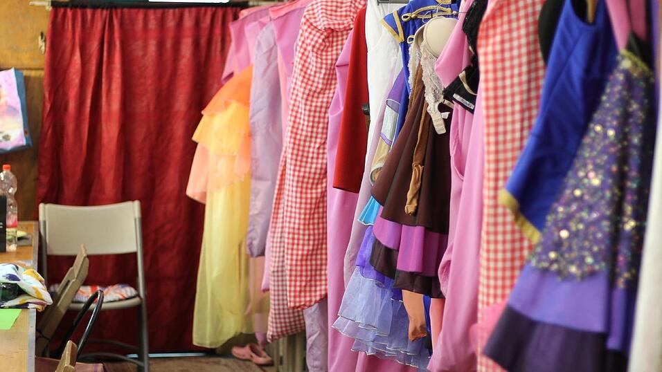 Kunterbunt geht es in der Damenumkleide zu. Die Artistinnen kümmern sich meistens selbst um ihre Kostüme. Kunterbunt geht es in der Damenumkleide zu. Die Artistinnen kümmern sich meistens selbst um ihre Kostüme.