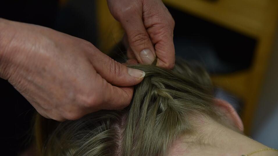 Jetzt geht es kopfüber: Am Hinterkopf einen finalen französischen Zopf bis zum Pferdeschwanz hochflechten. Jetzt geht es kopfüber: Am Hinterkopf einen finalen französischen Zopf bis zum Pferdeschwanz hochflechten.