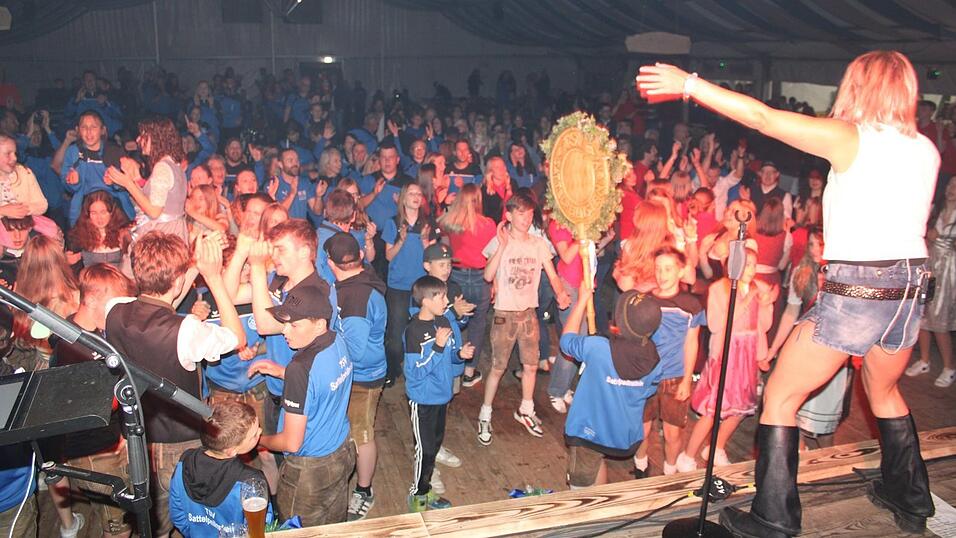 Bis zum Schluss machen Festverein, Patenverein und die G&auml;ste Party.