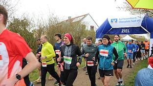 Die Teilnehmerinnen und Teilnehmer trotzen den niedrigen Temperaturen. Die Teilnehmerinnen und Teilnehmer trotzen den niedrigen Temperaturen.