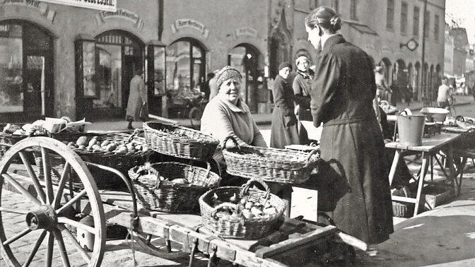 Gemüsemarkt am Stadtturm in Straubing, um 1934/35. Gemüsemarkt am Stadtturm in Straubing, um 1934/35.