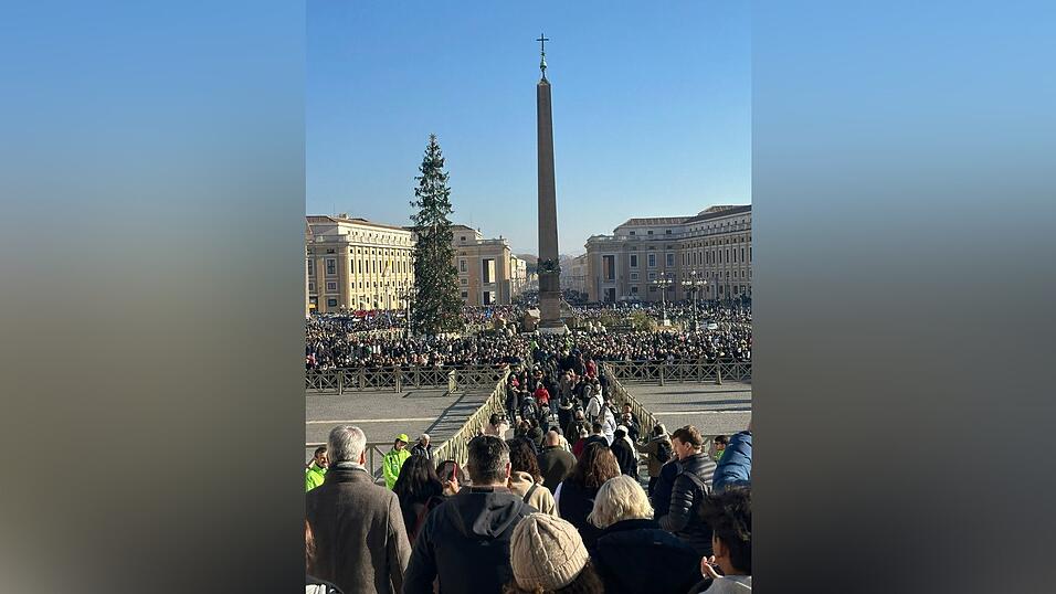 Der letzte Baum, fotografiert am 1. Januar 2025 von Landrat Ronny Raith. „Schön ist was anderes“, sagt er und will nun ein prächtiges Gehölz aus dem Kreis Regen in den Vatikan bringen. Der letzte Baum, fotografiert am 1. Januar 2025 von Landrat Ronny Raith. „Schön ist was anderes“, sagt er und will nun ein prächtiges Gehölz aus dem Kreis Regen in den Vatikan bringen.