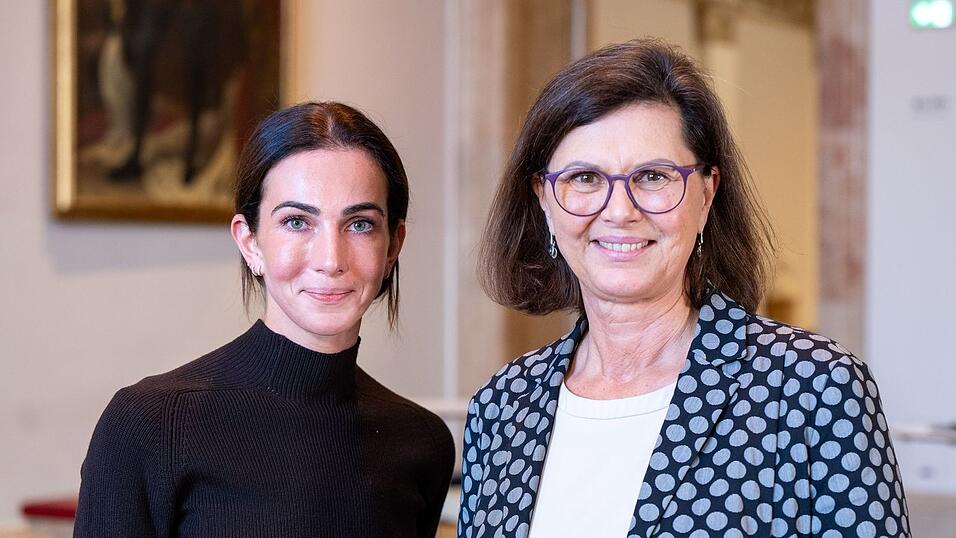 Landtagspräsidentin Ilse Aigner (r) zeigt sich begeistert von ihrer Praktikantin Lisa Müller. Landtagspräsidentin Ilse Aigner (r) zeigt sich begeistert von ihrer Praktikantin Lisa Müller.