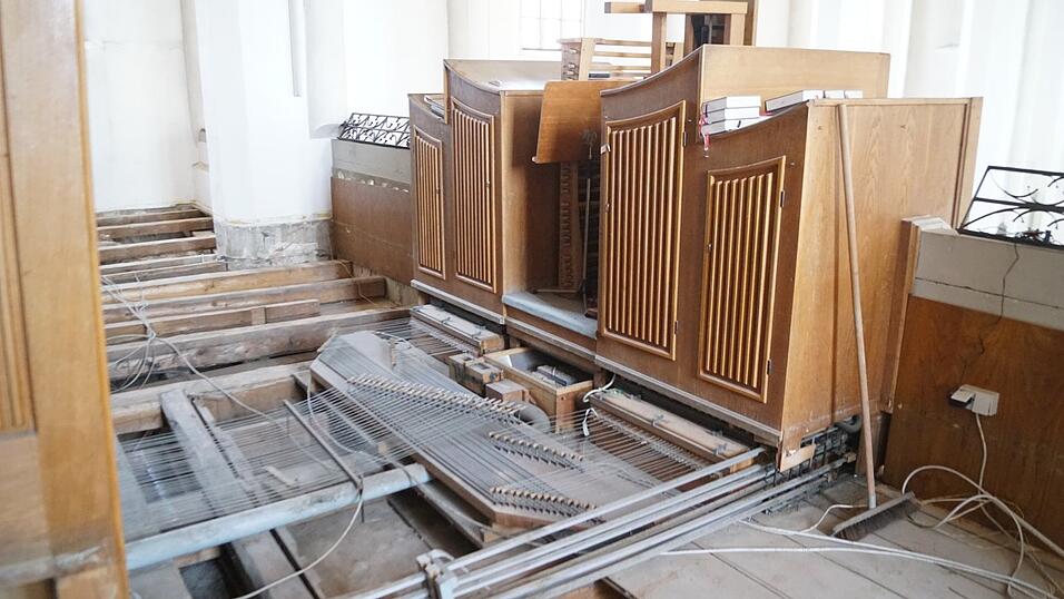 Der Boden an der Nenninger-Orgel in der Vilsbiburger Stadtpfarrkirche ist freigelegt. Das Rückpositiv an der Brüstung wird noch entfernt. Bei den Drähten auf dem Boden, die wie Klaviersaiten anmuten, und dem Gestänge handelt es sich um die Verbindung zwischen Orgel und Rückpositiv. Der Boden an der Nenninger-Orgel in der Vilsbiburger Stadtpfarrkirche ist freigelegt. Das Rückpositiv an der Brüstung wird noch entfernt. Bei den Drähten auf dem Boden, die wie Klaviersaiten anmuten, und dem Gestänge handelt es sich um die Verbindung zwischen Orgel und Rückpositiv.