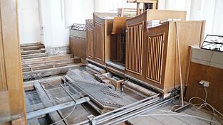 Der Boden an der Nenninger-Orgel in der Vilsbiburger Stadtpfarrkirche ist freigelegt. Das Rückpositiv an der Brüstung wird noch entfernt. Bei den Drähten auf dem Boden, die wie Klaviersaiten anmuten, und dem Gestänge handelt es sich um die Verbindung zwischen Orgel und Rückpositiv. Der Boden an der Nenninger-Orgel in der Vilsbiburger Stadtpfarrkirche ist freigelegt. Das Rückpositiv an der Brüstung wird noch entfernt. Bei den Drähten auf dem Boden, die wie Klaviersaiten anmuten, und dem Gestänge handelt es sich um die Verbindung zwischen Orgel und Rückpositiv.