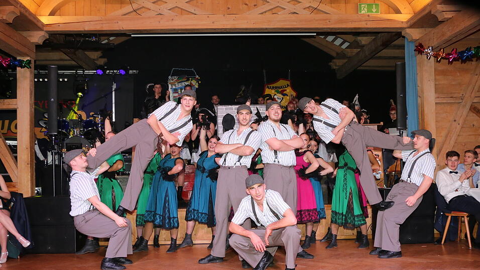 Akrobatische 'Verbrechergang' der Showtanzgruppe.