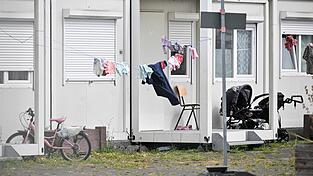 Zur Grundversorgung von Asylsuchenden gehört auch eine Unterkunft - dafür wird auch auf Container zurückgegriffen. Zur Grundversorgung von Asylsuchenden gehört auch eine Unterkunft - dafür wird auch auf Container zurückgegriffen.