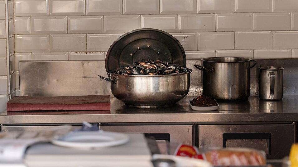 Die häufigsten Symptome bei Lebensmittelvergiftung sind Übelkeit, Erbrechen und Durchfall. Die häufigsten Symptome bei Lebensmittelvergiftung sind Übelkeit, Erbrechen und Durchfall.