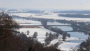 Blick vom Bogenberg in Richtung Osten: In weiten Bögen schlängelt sich die Donau durch das kilometerbreite Tal, das sie einst selbst geschaffen hat. Blick vom Bogenberg in Richtung Osten: In weiten Bögen schlängelt sich die Donau durch das kilometerbreite Tal, das sie einst selbst geschaffen hat.